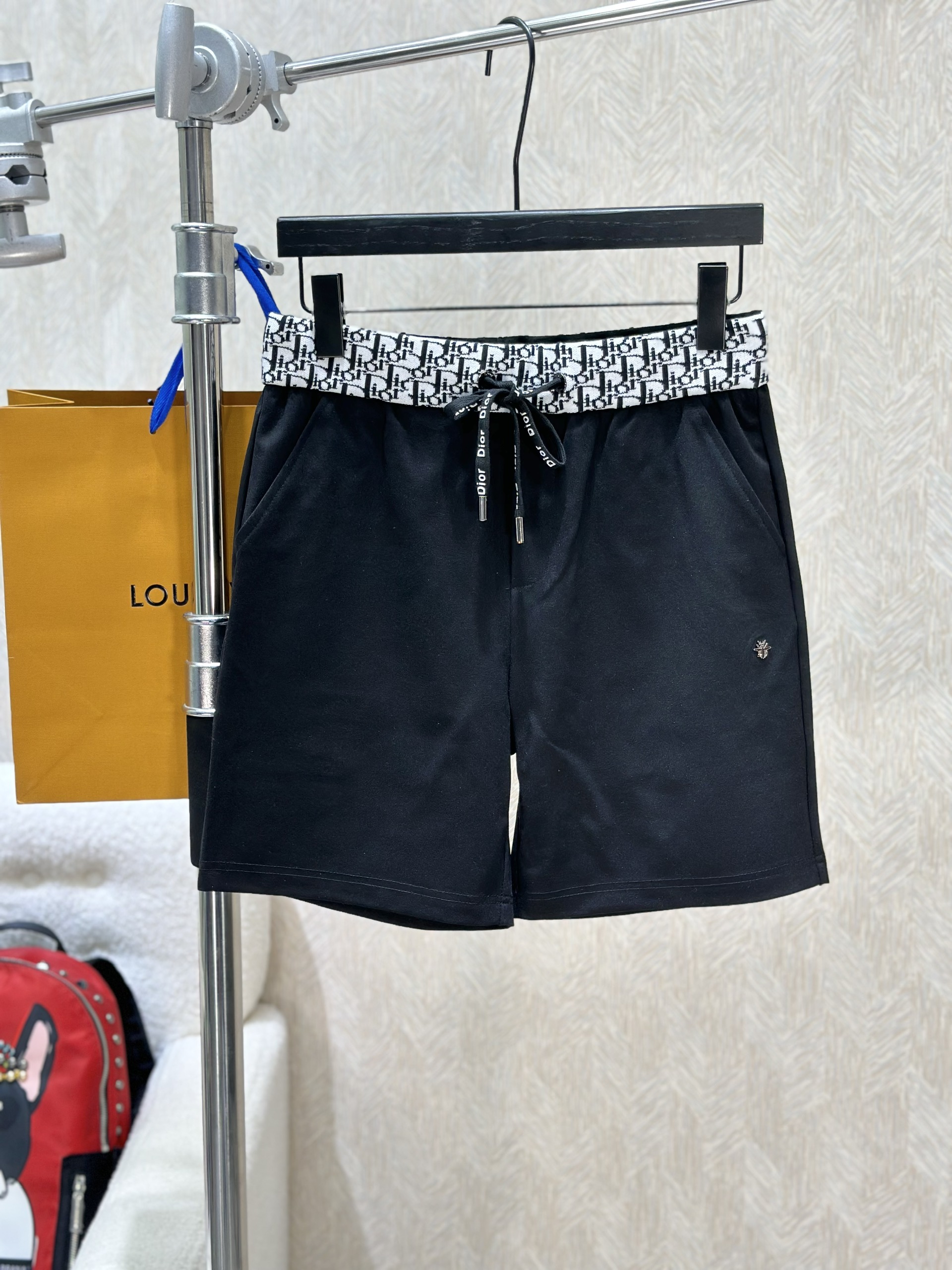 Quần short nỉ Dior Đen họa tiết logo chữ cạp túi sau Trắng Like Auth 1-1 on web VTN